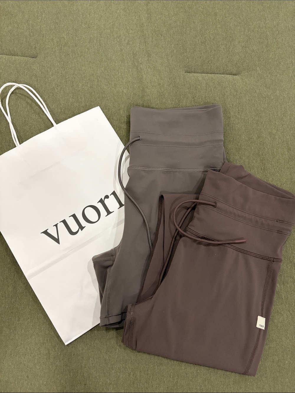 Vuori set Dual-Tone Performance Leggings and shorts in Taupe